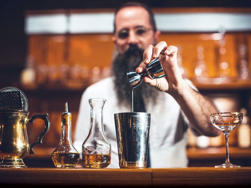 Want to Land up in the Coolest Bartending Job Ever? Follow these 2 Tips.
